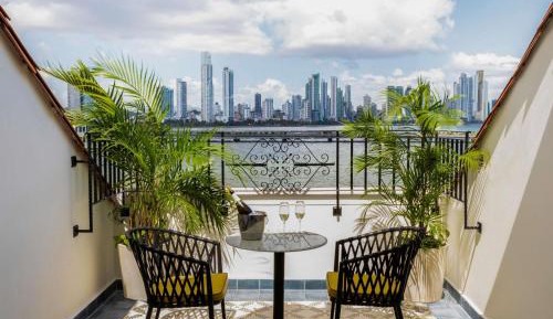 LUXURY 1 KING OCEAN FRONT WITH BALCONY