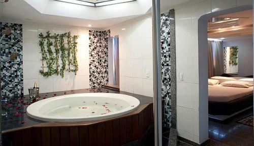 Queen Room with Spa Bath