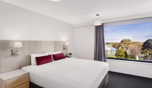 Standard King Room with Lake View