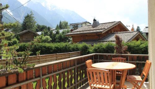 Apartment with Mountain View