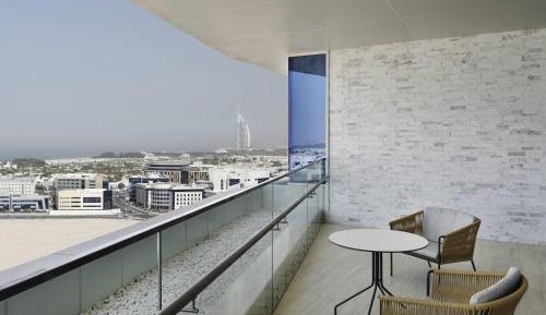 One Bedroom Executive King Suite with Lounge Access, Breakfast, Evening drinks and Canapés