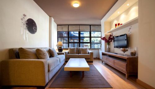 Deluxe One-Bedroom Apartment