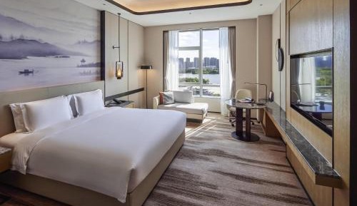 Deluxe Executive King Room with Lake View and Lounge Access