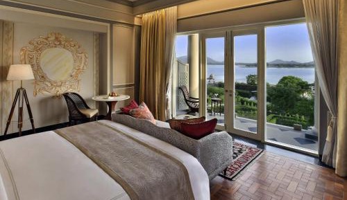 Flamingo Signature King Room with Balcony - Enjoy 15% discount of Food & soft beverage and spa, 4 pcs of Laundry