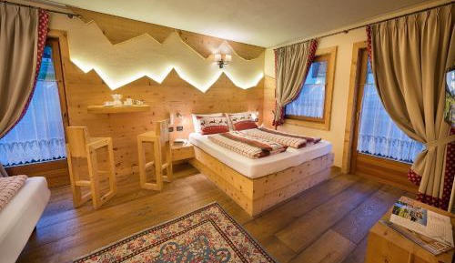 Superior Double Room with Balcony and Mountain View