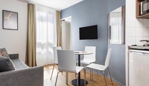 One-Bedroom Apartment with Twin Beds