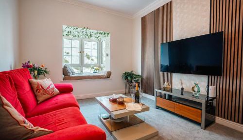 Deluxe One-Bedroom Apartment