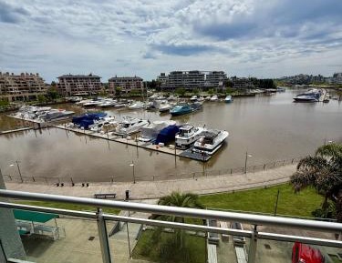 Deluxe One-Bedroom Apartment with Harbor View