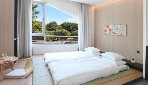 Japanese room with city view