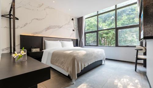 Queen Room City View 