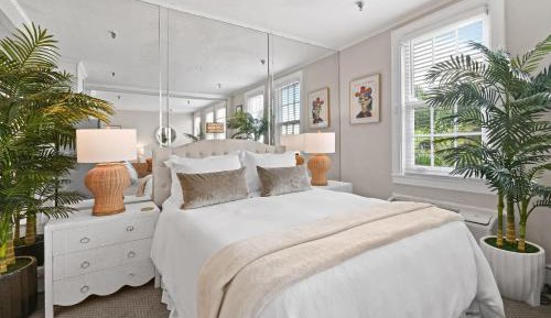 Queen Suite with Pool View