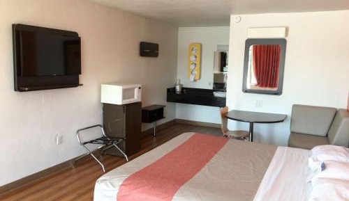 Deluxe King Room - Non-Smoking