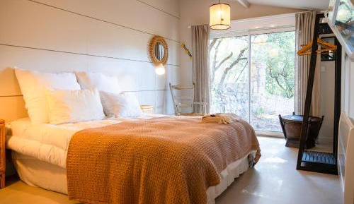 One-Bedroom Apartment with Garden