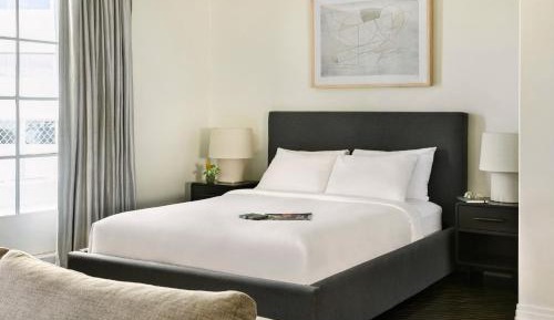 One-Bedroom Queen Suite