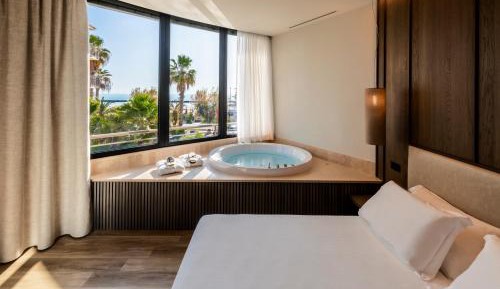 Suite with Spa Bath - Front Sea View 