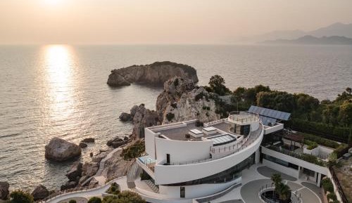 Two-Bedroom Apartment with Terrace and Sea View