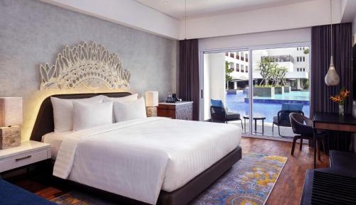 Deluxe King Room with Pool Access