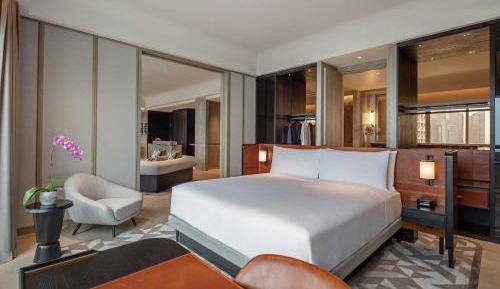 Governor Suite, 1 King, 3 Balconies, Lounge Access