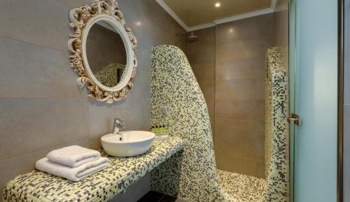 Queen Room with Spa Bath