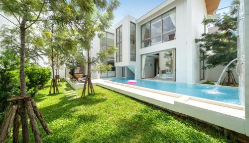 Villa with Garden View