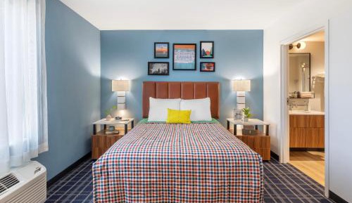 1 Queen Studio Suite