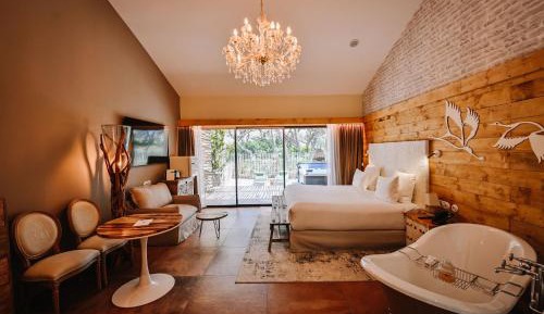 Pesquiers Village King Room with Hot Tub