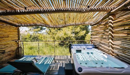 Pesquiers King Room by the Road with Hot Tub