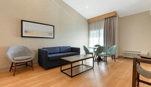 Suite, 1 King, River view, Balcony