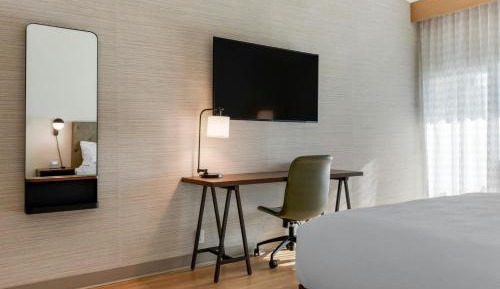 Deluxe King Room with River View - Mobility/Hearing Accessible with Roll-In Shower
