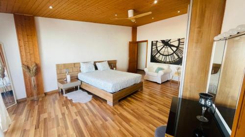 One-Bedroom Apartment with Balcony