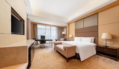 Deluxe Queen Room