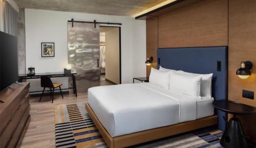 Corner King Room