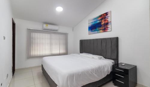 Classic One-Bedroom Apartment with King Bed