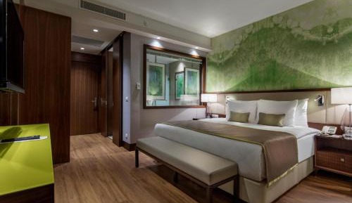 Garden Suite with Pool View / Garden view
