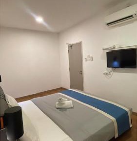 Standard Queen Room