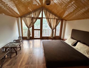 Deluxe Double Room (2 Adults + 1 Child)