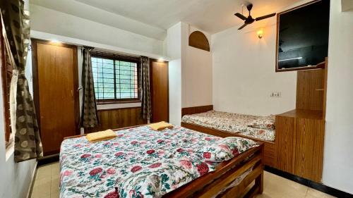 Quadruple Room with Shared Bathroom
