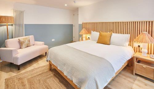 Deluxe 4 Sleeper Cabana