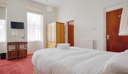 Deluxe One-Bedroom Apartment with Garden View