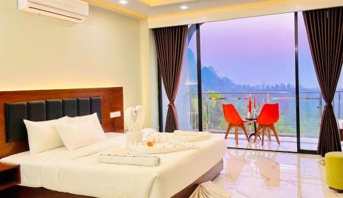 Suite with Mountain View