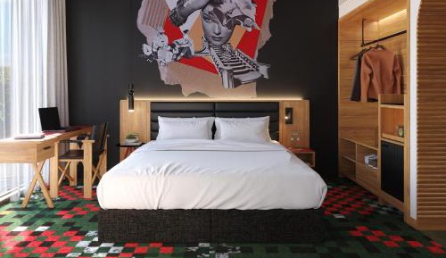 Medium Courtyard King Room