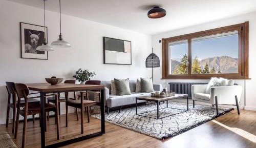 Apartment with Mountain View