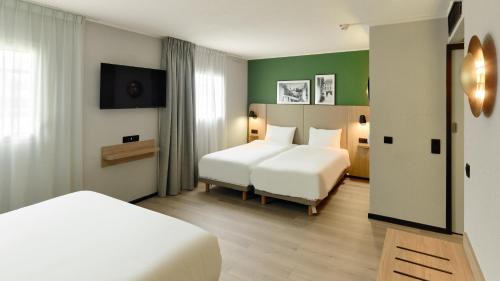 Queen Room with Two Queen Beds - Disability Access