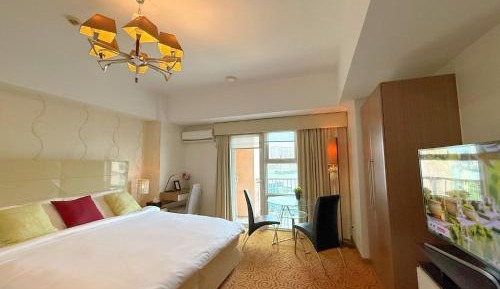 Deluxe Queen Suite