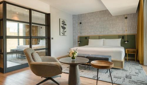 One-Bedroom Corner King Suite with City View