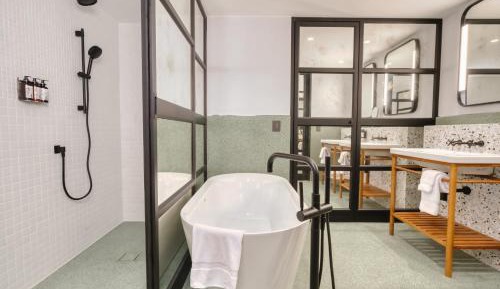 One-Bedroom Corner King Suite
