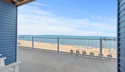 Beach View Walkout Petite King