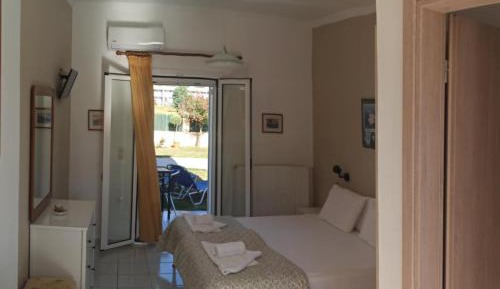 Deluxe Double Room (2 Adults + 1 Child)