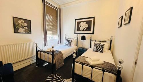 Budget Twin Room with Private External Bathroom