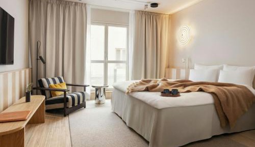 Deluxe King Room with Balcony, Club Lounge Access and Sea View